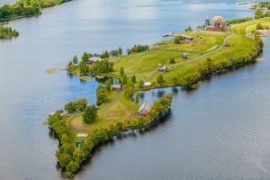 Онежское озеро, ботанический сад на склонах вулкана и мраморные скалы. Всё это — в Республике Карелия