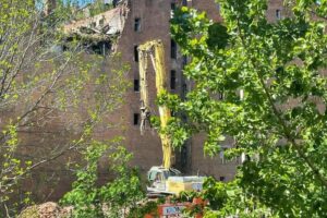 В Петербурге начали сносить дом Басевича